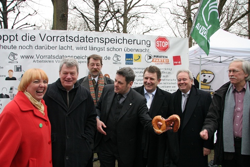 Bild:Vorratsdatenspeicherung_Bundesverfassungsgericht_Karlsruhe_2010_02.JPG