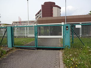 BfV Koeln-Chorweiler 67 Eingang Grazer Steig.jpg