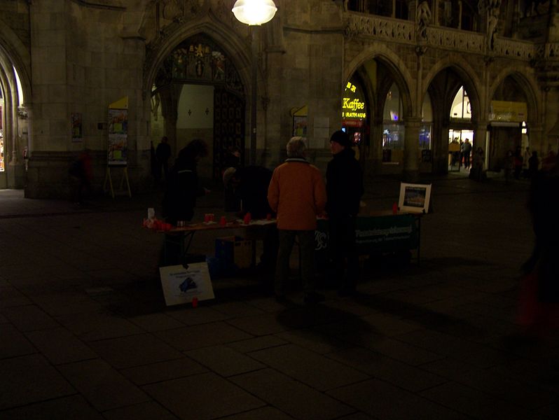 Datei:Mahnwache Marienplatz 004.jpg