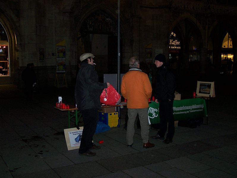 Datei:Mahnwache Marienplatz 005.jpg