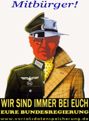 Bild zeigt ein verfremdetes Propaganda-Plakat im Stile der NS-Zeit mit einem zweigeteilten Bild eines Mannes, dessen linke Haelfte eine soldatische Uniform traegt, waehrend die rechte Seite offensichtliche eine Geheimagenten-aehnliche Aufmachung darstellt.